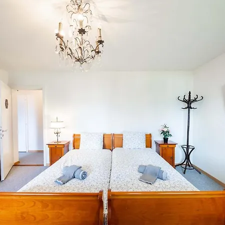 1 Bedroom With Lake View & Garden *